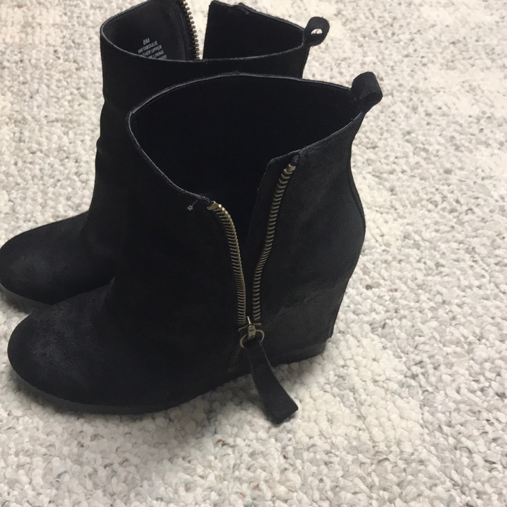 Nine West Zip up black leather wedge booties